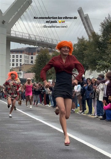 Carrera de viudas 😂🇪🇨 #viudas #uio #findeaño #ecuador🇪🇨 | carrera viudas ecuador