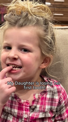 SARAH BOWMAR, MBA CPT FNS 🇺🇸 on Instagram: "Little miss Oak had her first wiggly tooth and what better way to get it out than with her bow! 🥰🥰🥰🥰"