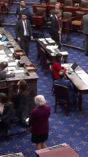 วุฒิสภาสหรัฐอเมริกาโหวตด้วยคะแนนฉิวเฉียด 51 ต่อ 50 คว่ำความพยายามของฝ่ายนิติบัญญัติในการออกมติจำกัดอำนาจ ประธานาธิบดีโดนัลด์ ทรัมป์ ไม่ให้ดำเนินปฏิบัติการทางทหารเพิ่มเติมในเวเนซุเอลาโดยไม่ได้รับความเห็นชอบจากสภาคองเกรส โดยผลโหวตสูสีจนต้องให้ รองประธานาธิบดี J.D. Vance ลงคะแนนเสียงชี้ขาดหักเสมอ การลงมติดังกล่าวสะท้อนความขัดแย้งภายในรัฐสภาเกี่ยวกับอำนาจการทำสงครามของฝ่ายบริหาร โดยฝ่ายที่เสนอให้จำกัดอำนาจระบุว่าเป็นการปกป้องหลักรัฐธรรมนูญ ขณะที่ฝ่ายคัดค้านมองว่าไม่จำเป็นและอาจกระทบความมั่นคง ส่งผลใ