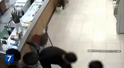 청년 공무원이 50대 민원인에게 뺨 맞은 이유50대 민원인이 여권 사진이 마음에 안든다고 난동을 부림.알고보니 여권 발급받은 곳은 다른 지차체임.그리고 여권 사진이 맘에 안들면 자기 얼굴문제. 그리고 찍어준 사진관을 탓해야지...