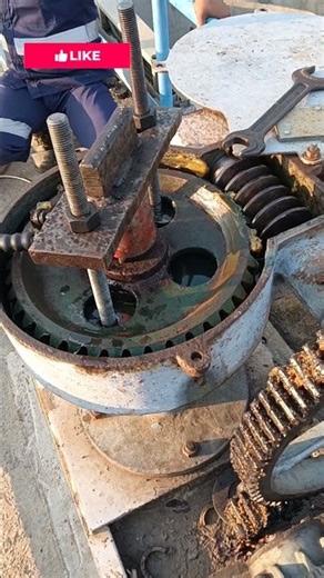 Hydraulic Power for Stubborn Gear Extraction ⚙️