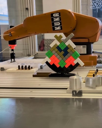 Robo-Fun am BBZ! 🤖 An unserem BBZ Berufsbildungszentrum in Schwandorf wird seit vielen Jahren praxisnahes Fachwissen in den Bereichen Metall, Elektro und Mechatronik vermittelt. 🔧Dass Lernen dort nicht nur effektiv sein, sondern auch richtig Spaß machen kann, zeigt ein aktuelles Projekt unserer Auszubildenden. Im Robotikkurs der Mechatroniker- und Elektroniker-Azubis im 4. Lehrjahr programmieren die Nachwuchskräfte Roboter, die Tetris spielen, Darts-Pfeile werfen oder sogar aufräumen. 🟧🎯🪣 A