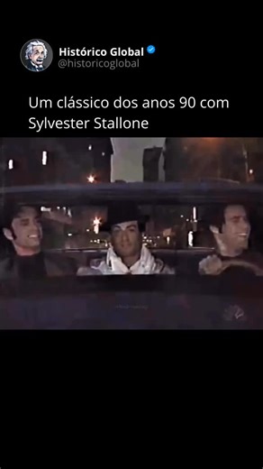 Histórico Global on Instagram: "Nos anos 90, o Saturday Night Live, um programa de humor muito famoso da televisão americana, criou um quadro que virou febre. A cena mostrava dois irmãos exagerados, obcecados por baladas, usando ternos chamativos e dançando de forma estranha ao som da música What Is Love. O sucesso foi tão grande que várias celebridades participaram como convidados especiais. Entre elas, Sylvester Stallone, Tom Hanks, Jim Carrey, Martin Short e Alec Baldwin. A repercussão foi ta