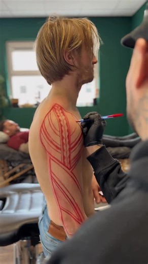 In Polynesische stijl vertalen we jouw levensverhaal naar krachtige symbolen die écht bij je passen. Deze tattoo wordt freehand en volledig op maat ontworpen, perfect afgestemd op jouw bodyflow. Lijkt het je vet om jouw levensverhaal te laten vereeuwigen in een tattoo? Stuur me dan gerust een privébericht! | Skin Habits Tattoos