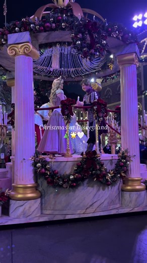 🥹🎄❤️ #disneyland #anaheimcalifornia #princess