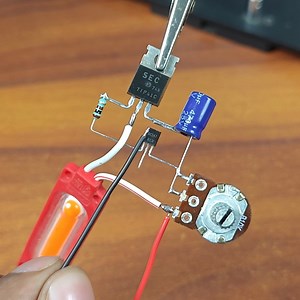 Build your own 12 V LED Flashing light with this simple circuit | Creative Tech