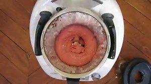 Il faut parfois peu de choses pour se faire plaisir ! cette glace fraise raffaello en est l'exemple parfait ! Recette approuvée par mon cuisto de 3 ans et demi à retrouver ici : https://www.cookomix.com/recettes/glace-fraise-raffaello-thermomix/ :) | Cookomix