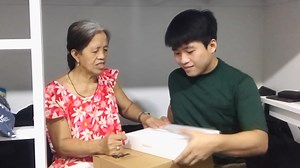 270K views · 10K reactions | Surprise laptop kay Mama! Choosy pa perahin na lang daw.  Watch Full Video Here: https://youtu.be/rS93XFwBF7A #surprise #Macbook #macbookair #theAguinaldos | The Aguinaldos | Facebook