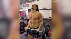Actor Orlando Bloom raises temperatures in shirtless sweaty workout