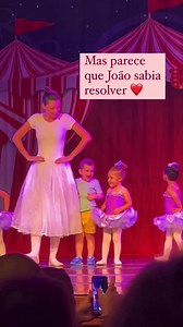 1.3M views · 10K reactions | Esse vídeo é muito lindo! 凉 Watch until the end!  The little girl was scared to dance in front of the packed crowd until her best friend came onstage to help. Via @patriciamano.dra  | Ballerina de Tutu | Facebook