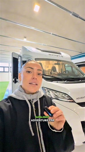 ✨ Cerchi un camper compatto come un van, ma comodo come un semintegrale? Allora questo è un modello che devi assolutamente vedere: Sunlight Adventure T58. Con i suoi 5,95 metri, il T58 ha tutta l’agilità e la facilità di parcheggio di un furgonato, ma offre più spazio interno, miglior isolamento e tutta la qualità costruttiva Sunlight. È uno dei camper più intelligenti della sua categoria. Il design Adventure, con cerchi bicolore e look sportivo, lo rende perfetto per chi si muove tra città e na