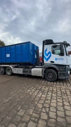 Abrollkipper-Action 🚛💥 Der Kunde bat uns, die komplette Ladung so zu entsorgen – inklusive Holzpaletten. Wir sortieren die Holzpaletten aus, ziehen das Holz vom Schrott ab und entsorgen alles fachgerecht. ♻️🔧 Und brauchst du einen Container für deinen Schrott? Privat oder gewerblich, feststehend oder mobil? Wasserdichte Spänecontainer, Abroll- oder Absetzmulden, Behältersysteme für dein Unternehmen? Meld dich einfach bei uns! 📍 Vedder & Stockrahm GmbH & Co. KG 📫 Senator-Bömers-Str. 10, 2819