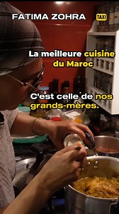 La meilleure cuisine du Maroc… c’est celle de nos grand-mères. Fatima Zohra en est la preuve vivante : 40 ans derrière les fourneaux, le geste sûr, les épices qui parlent, et ce tagine au pruneau qui sent la vraie tradition marocaine. Une cuisine simple, généreuse, transmise de mère en fille, comme un héritage. Le Maroc qu’on aime, celui des odeurs, des souvenirs et des plats qui réchauffent le cœur. Cuisine marocaine, cuisine berbère, cuisine familiale… rien ne vaut les recettes de nos mamans e