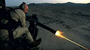 Il teste la puissance de feu du Minigun Dillon M134, l'arme de Terminator