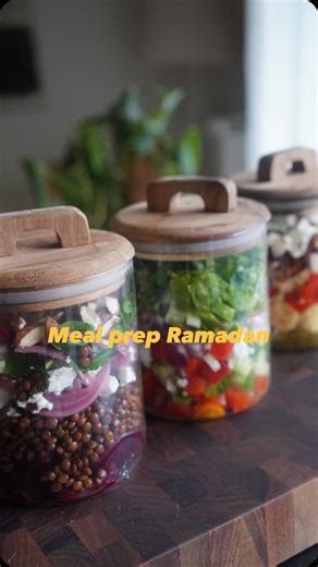 Ａｓｍａｅ 🦋 on Instagram: "J’ai préparé 3 salades complètes, fraîches et ultra gourmandes, à déguster le jour que vous voulez. 🥗 Fattouche à ma façon : romaine, concombre, tomates cerises, radis, poivron, oignon, herbes fraîches avec une vinaigrette citronnée à l’huile d’olive, balsamique, mélasse de grenade et sumac. Au moment de servir, j’ajoute du pain pita croustillant au sumac passé à l’airfryer 🤍 Salade de pâtes au pesto de pistache : pâtes, poivrons grillés, tomates séchées, feta, poulet a