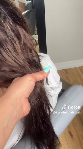 This video showcases the difference between nano beads and microkeratin bonds, and why the latter might be the better choice for you! While I respect all extension methods, nano beads have their drawbacks. They are one size fits all, often visible, and can feel heavy on the scalp. My client, who had these installed just four weeks ago, experienced discomfort and matting due to improper installation. But look at the transformation! Using the same hair, I applied my custom microkeratin bonds—light