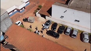 VÍDEO: Viatura com corpo de Lázaro Barbosa deixa o IML