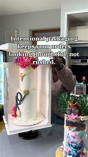 Cakemeaway Cake Boxes are made to keep your cakes neat, safe, and presentable. Clear lid. Strong base. Less movement during delivery. 📦 Available now. 📩 visit website to order. www.Cakemeaway.online #tallcake #CakeBoxes #CakePackaging #BakerySupplies