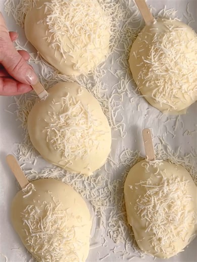 Turn mango cheeks into these ice-cream inspired desserts. They're a perfect way to end a summer dinner party or barbecue. 🥣Mango Dream Bars☀️ Makes 12 Ingredients 6 mangoes 12 paddle pop sticks 3 x 390g packets white chocolate melts 125g copha, chopped finely 1 cup (60g) flaked or coarsely shredded coconut Method 1. Remove the cheeks from the mangoes. Using a large metal spoon, scoop the flesh from the skin. 2. Line a large metal tray with baking paper. Insert a paddle pop stick into one end of