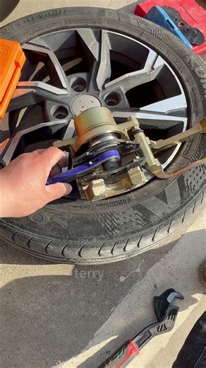 Correct Method to Return Brake Piston by a Mechanic