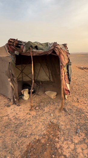 In Merzouga, Berber families cook inside small tents, using simple stoves and basic utensils, preparing foods such as couscous, tagines and Berber bread, in a communal way and adapted to their nomadic life. #fblifestyletyle #inspirationofafrica | Quim Fàbregas - Fotografía y Viajes.