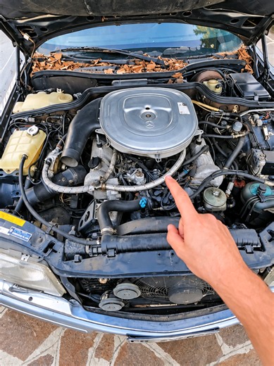 Mi hanno regalato due Mercedes: una 300 SE e una 500 SEL blindata. In questo video facciamo una prima panoramica per capire in che condizioni sono e da dove partire. La 500 SEL è praticamente in stato di abbandono: il motore non parte, ma almeno gira e non sembra essere bloccato. La 300 SE invece è sostanzialmente a posto e, per poter tornare su strada, mancano principalmente la revisione dell’impianto a metano e quella dell’auto. Nei prossimi video cercheremo di scoprire tutto su queste due aut