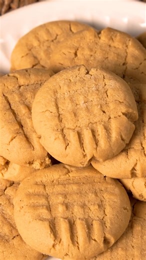 Classic SKIPPY® Peanut Butter Cookies: the recipe that never fails. Screenshot the recipe card at the end and try it out for yourself! Share it with #BakingWithSKIPPY, you won’t be disappointed! | SKIPPY Peanut Butter