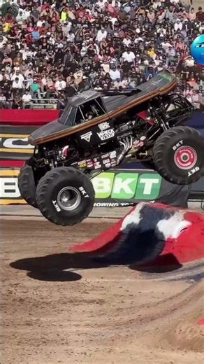 💥 Monster Truck vs Giant Crusher | Destruction Gameplay