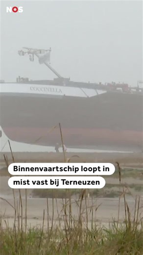 Het gaat om de Coccinella, een binnenvaartschip van 81 meter lang en tien meter breed. Zaterdagochtend om 08.00 uur liep het schip aan de grond, net na het verlaten van de haven van Terneuzen, meldt Omroep Zeeland. #binnenvaartschip #Westerschelde #Terneuzen #nosnieuws