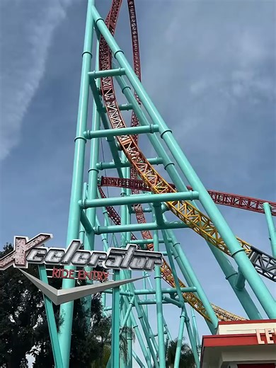 Nerve wracking Xcelerator _ Estresante Xcelerator es una montaña rusa de lanzamiento hidráulico en Knott’s Berry Farm, conocida por su aceleración extrema y su estética de autos clásicos. 🚀 Qué es Xcelerator Xcelerator es una coaster de acero fabricada por Intamin que abrió el 22 de junio de 2002. Fue la primera montaña rusa del mundo en usar un sistema de lanzamiento hidráulico, lo que la convirtió en un referente tecnológico en su momento. ⚡ Experiencia del recorrido Aceleración de 0 a 82 mph