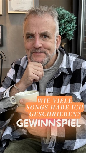 Aus Anlass meines Jubiläums „40 Jahre Dän als Songwriter“ habe ich endlich mal gezählt, bei wievielen Songs ich den Text, die Musik oder beides geschrieben habe. Und Ihr dürft das Ergebnis jetzt gerne mal tippen. Wer am nächsten dran ist (oder sogar exakt richtig liegt), gewinnt die Demo-Aufnahmen von zwei Liedern aus der Wise-Guys-Zeit, die nie veröffentlicht oder aufgenommen wurden (die also buchstäblich niemand kennt), sowie einen Song aus meiner ganz frühen Zeit als Songwriter, der auch nich