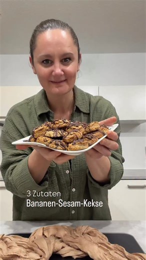 Elvira Flohr | Thermomix®️ Expertin on Instagram: "🍌🍪 Bananen-Sesam-Kekse (Thermomix) Diese Bananen-Sesam-Kekse beweisen, dass gesunde Snacks richtig Spaß machen können. 🛒 Zutaten (ca. 25 Stück) • 3 reife Bananen • 200 g Sesamsaat • 100 g Zartbitterschokolade ⚙️ Zubereitung 1. Backofen auf 180 °C Ober-/Unterhitze vorheizen. 2. Bananen & Sesam in den Mixtopf → 10 Sek. / Stufe 5, dann 10 Min. quellen lassen. 3. Mit Löffel kleine Häufchen aufs Blech setzen (Ausstecher geht – „ungefähr“ reicht vö