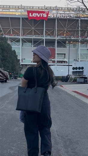 Melany Mercedes Skydancer on Instagram: "Telling my family I got hired as an Associate Choreographer for the Super bowl LX Halftime Show 😭 The ones who have seen all my challenges.. Naci en el Bronx, New York, criada con toda mi familia a larga distancia en la Republica Dominicana. En 2025, Me mude de NY para Los Angeles, California a seguir mis sueños. Tuve que compartir la noticias a larga distancia… Algunos no llegue a grabar. Algunos ya no están… Un testimonio de la vida de los inmigrantes.