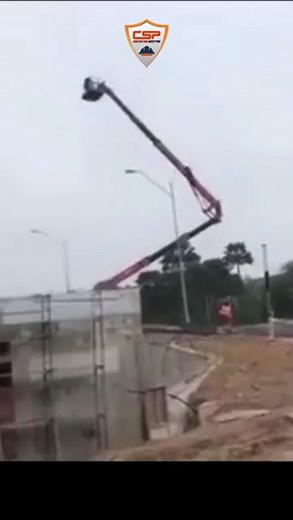 🚨 NACELLE RENVERSÉE : 2 ouvriers dans l'accident ! | Harnais = VIE sauvée ⚡ 💀 ACCIDENT NACELLE - Renversement de PEMP avec 2 travailleurs à bord ⚡ CE QUI S'EST PASSÉ : • Nacelle élévatrice renversée • 2 ouvriers impliqués dans l'accident • Espoir : port du harnais de sécurité • Chute potentiellement mortelle évitée 🚨 CAUSES FRÉQUENTES : • Sol instable/en pente • Surcharge de la nacelle • Vent fort non pris en compte • Mauvaise utilisation des stabilisateurs • Déplacement avec nacelle élevée �