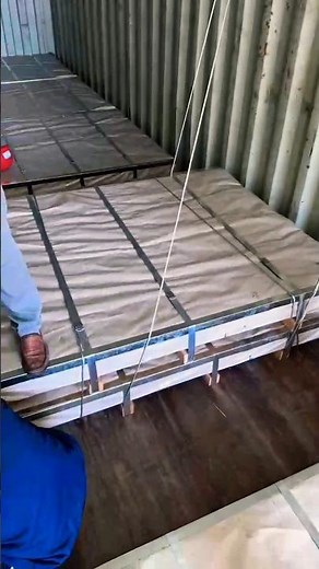 Chargement et renforcement terminés, marchandises bien fixées pour le transport maritime.