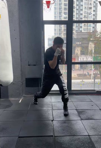 Mastering the Burst-Pivot-Hook Combo in Boxing