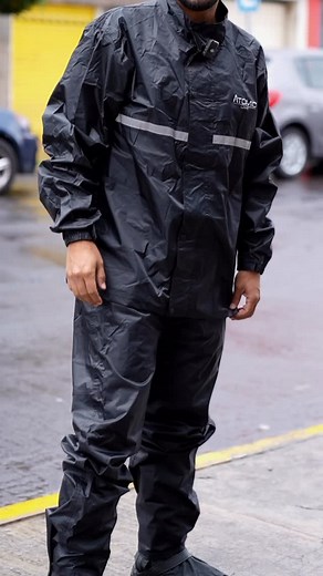 1.5K views · 827 reactions | Nueva promo disponible! Impermeable Atomic Light + Zapatones Osaka por solo $64,00 #motos #impermeables #atomic | Districascos | Facebook