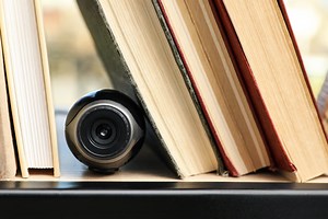 Elle place une caméra cachée dans sa chambre d’hôtel, ce qu’elle y découvre la dégoûte au plus haut point