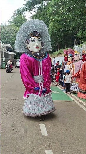 Traditional ondel-ondel bringing fun energy to the crowd!#ondelondel #heritage #indonesia