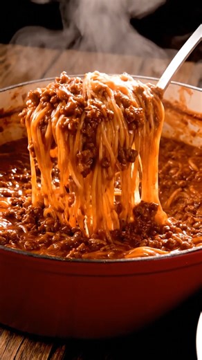 This is the one-pot spaghetti that saves dinner every single time 🍝🔥 If you love classic spaghetti and meat sauce but hate boiling pasta, draining water, and washing extra dishes this recipe is for you. Everything cooks together in ONE pot: the beef, the sauce, and the pasta. No straining. No mess. Just rich, slow-simmered flavor in only 25 minutes. INGREDIENTS 2 tbsp olive oil (or butter for richer flavor) ¾ cup diced onion (yellow or white) 4 garlic cloves, minced (jarred is fine!) ¼ tsp cru