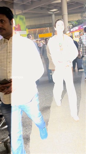 shanaya kapoor bangs out a quick posing sesh as she rolls out of the airport | Voompla