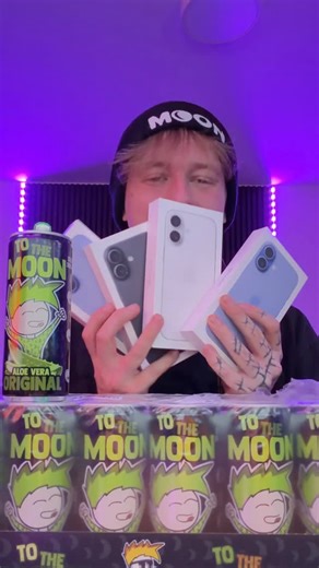 Samuel William Miščík on Instagram: "Vyhraj iPhone 17 kúpením MOON DRINKU 😍 naskenuj kód z viečka a vyhraj vzácne ceny 💻 alebo herné kredity! 🎮 Moon Drink nájdeš v obchodoch po celom 🇨🇿🇸🇰 alebo na mojom eshope! 😎🤌 . #studiomoontv #moondrink #tothemoondrink #drink #czechia #slovakia #slovak #czech #zabava #funny #youtuber"