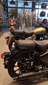 Classic 350 ☆ Custom SIGNALS Commando Sand ☆ Stealth Black #royalenfield #royalenfieldbikes #royalenfieldindia #royalenfield_na #royalenfieldtribe #classic350 #bike #biker #bikelovers #rider #rideon #rideout #ridemore #viral #trending #trendingnow #reels #viralreels #trendingreels #custom #black | Rohit Shukla