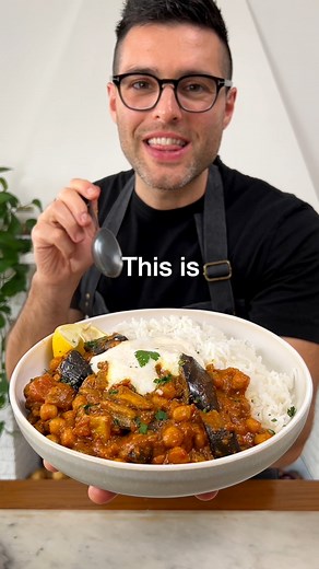 Eggplant Curry (in 30 mins) RECIPE: https://theplantbasedschool.com/eggplant-curry/ Buttery-tender eggplant cubes in a creamy and tasty curry sauce are a winning combination in this easy eggplant curry recipe. Serve it with white rice or naan bread for a balanced Indian-inspired dinner; it takes about 30 minutes to make. ⭐️ Ingredients 1¼ pound (20 ounces) eggplant about 1 very large or two small ( 1½ tablespoon olive oil, ½ teaspoon salt, ¼ teaspoon black pepper for roasting) 1 tablespoon olive