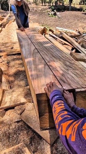 Marcando madera para aserrar tablas 🔥#chainsaw #sthil #madera # #asmr #woodworking