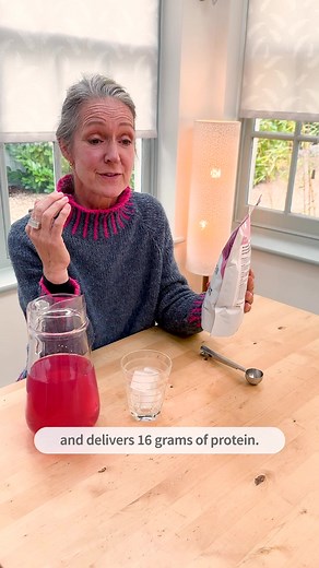 Sometimes it can be tricky to achieve at least 60g per day of protein from diet alone. The Fast 800’s Protein Water in a delicious Apple & Blackcurrant flavour, makes reaching that goal deliciously simple. This is a fast-absorbing formula, with protein that fuels your muscles, supports weight loss, and is critical for metabolic health🍎✨ | The Fast 800