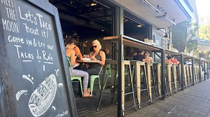 Seattle testing new fence-free sidewalk cafes