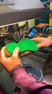 En Pepe Milán, cada puntada cuenta 💚✨ Hoy os mostramos el proceso de cosido de suela, con nuestro inconfundible patín Milán verde fluorescente, que encaja a la perfección con un modelo en camuflaje único y llamativo. Un trabajo hecho a mano con precisión, pasión y estilo — porque en Pepe Milán, caminar también es un arte. 👞🔥 PEPE MILAN SHOES At Pepe Milán, every stitch matters 💚✨ Here we show the sole stitching process, featuring our signature Milán fluorescent green sole, perfectly matching