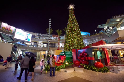 Santa Monica Place celebrates holiday season with live entertainment, snow, decor