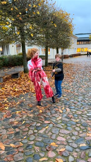 Kerem Batak on Instagram: "Skulle bara filma lite zombies… men kedjan gick av 😳 blev rädd på riktigt Hashtags: #halloween #zombie #ängelholm #ckskök #påstan #läslov #spökigt #skrattochskräck"